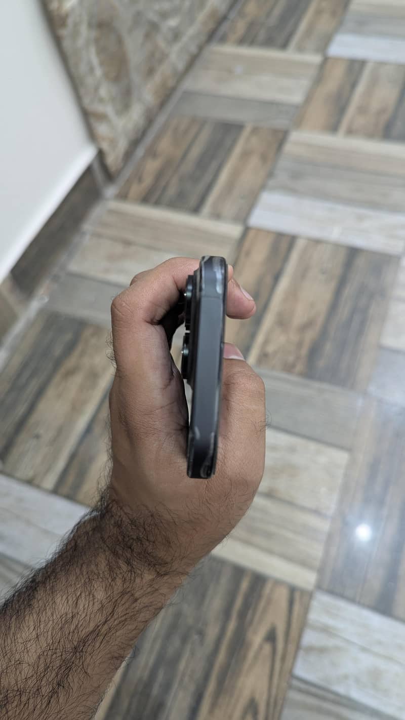 Apple iPhone 16 Pro 4