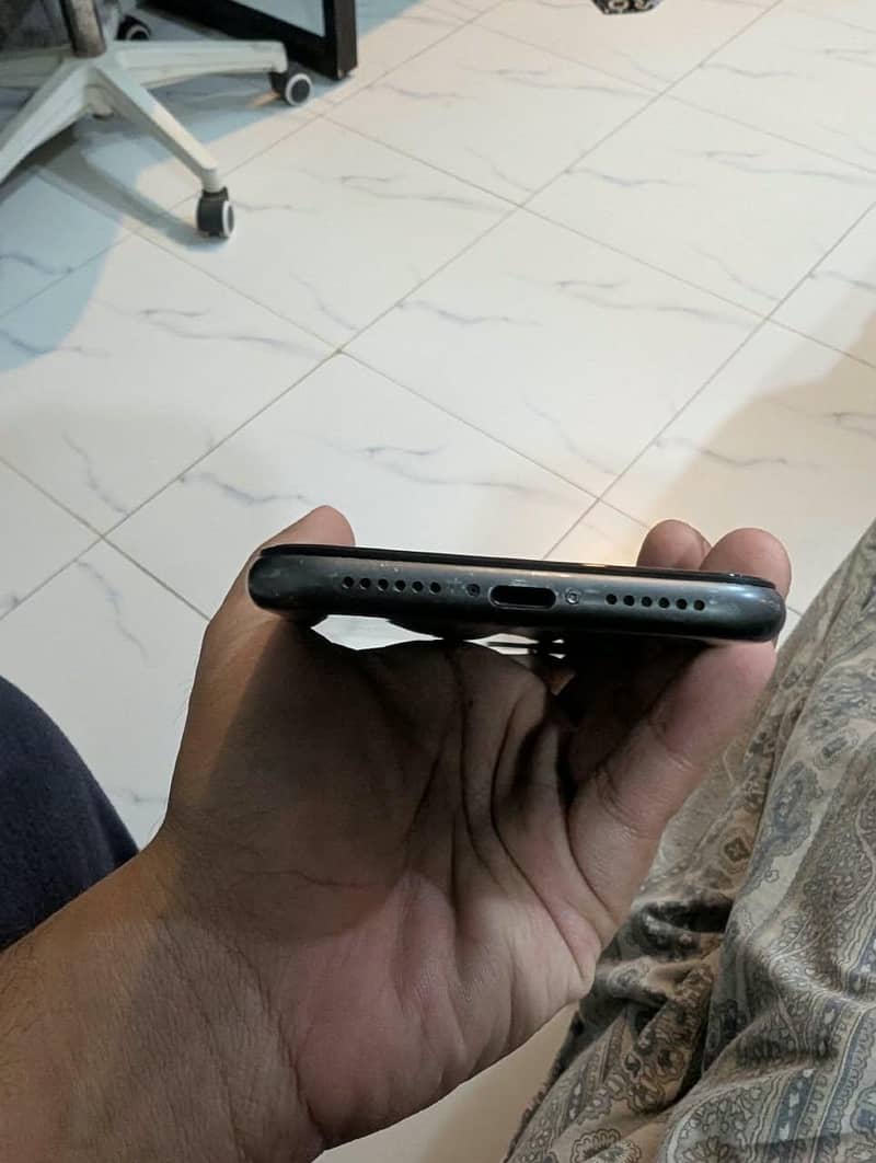 Apple iPhone 11 4