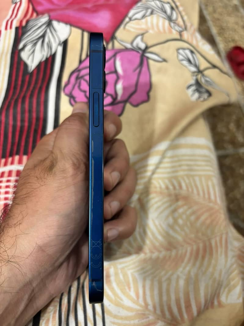 Apple iPhone 12 4