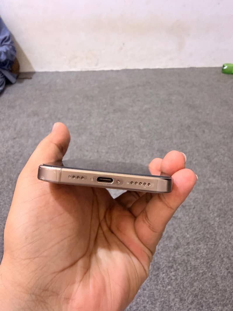 Apple iPhone 16 Pro Max 1