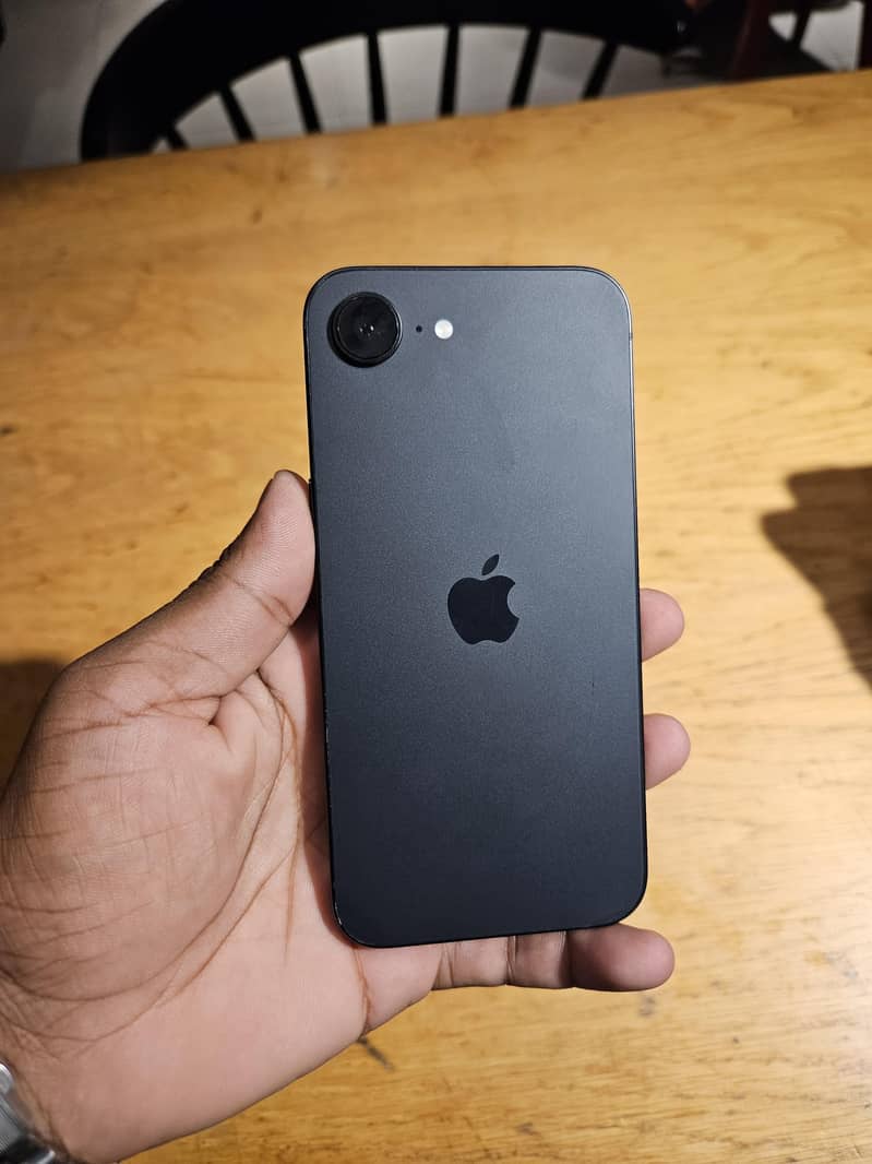 Apple iPhone 16e 0