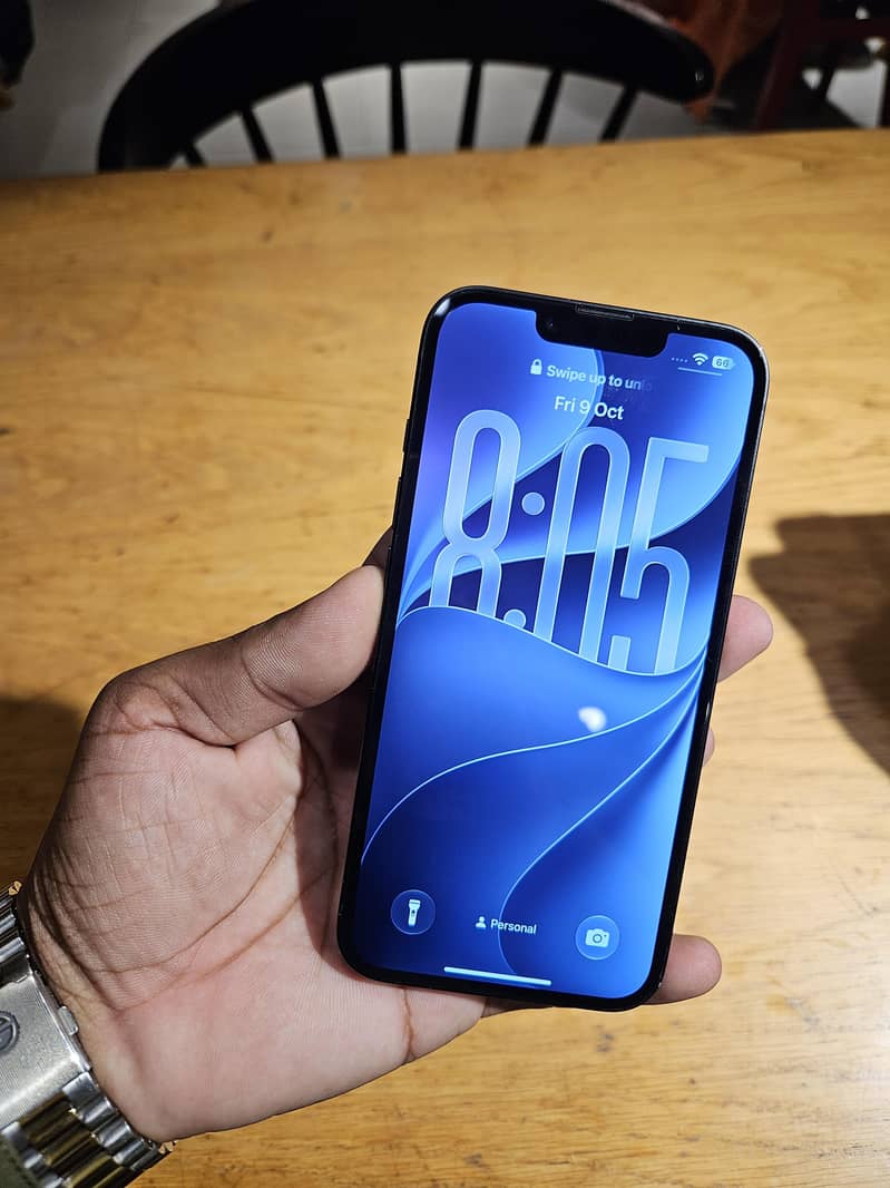 Apple iPhone 16e 3