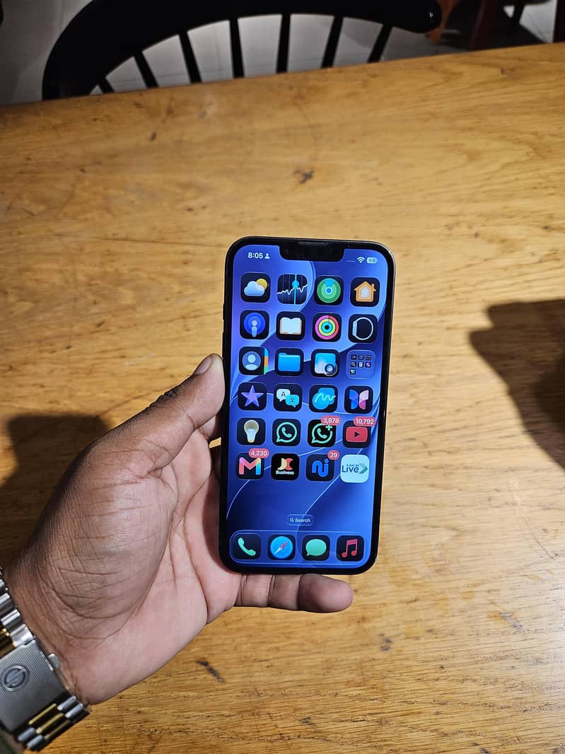 Apple iPhone 16e 4