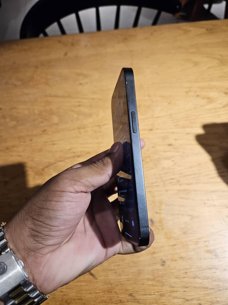 Apple iPhone 16e 7