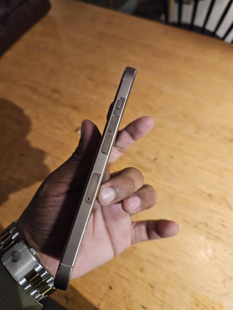Apple iPhone 16 Pro 1