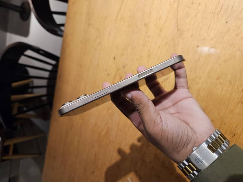 Apple iPhone 16 Pro Max 4