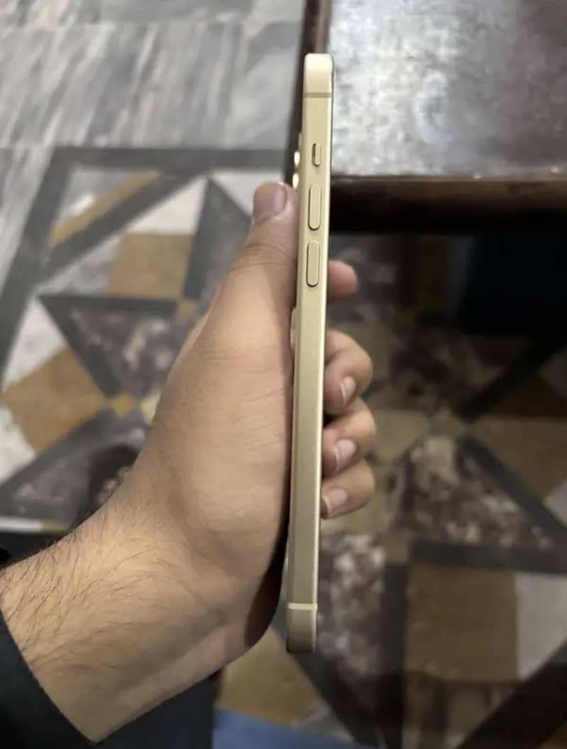 Apple iPhone 15 plus 4