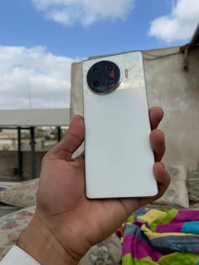 Tecno Spark 20 Pro Plus.  8+8/256