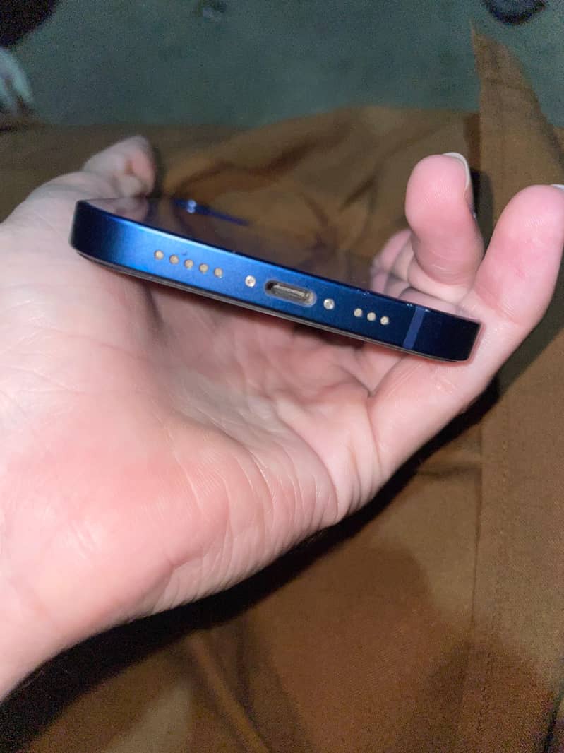 Apple iPhone 12 4