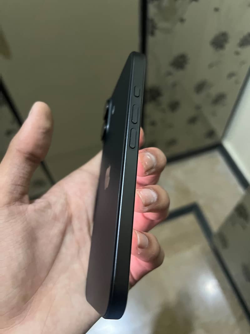 Apple iPhone 16 4