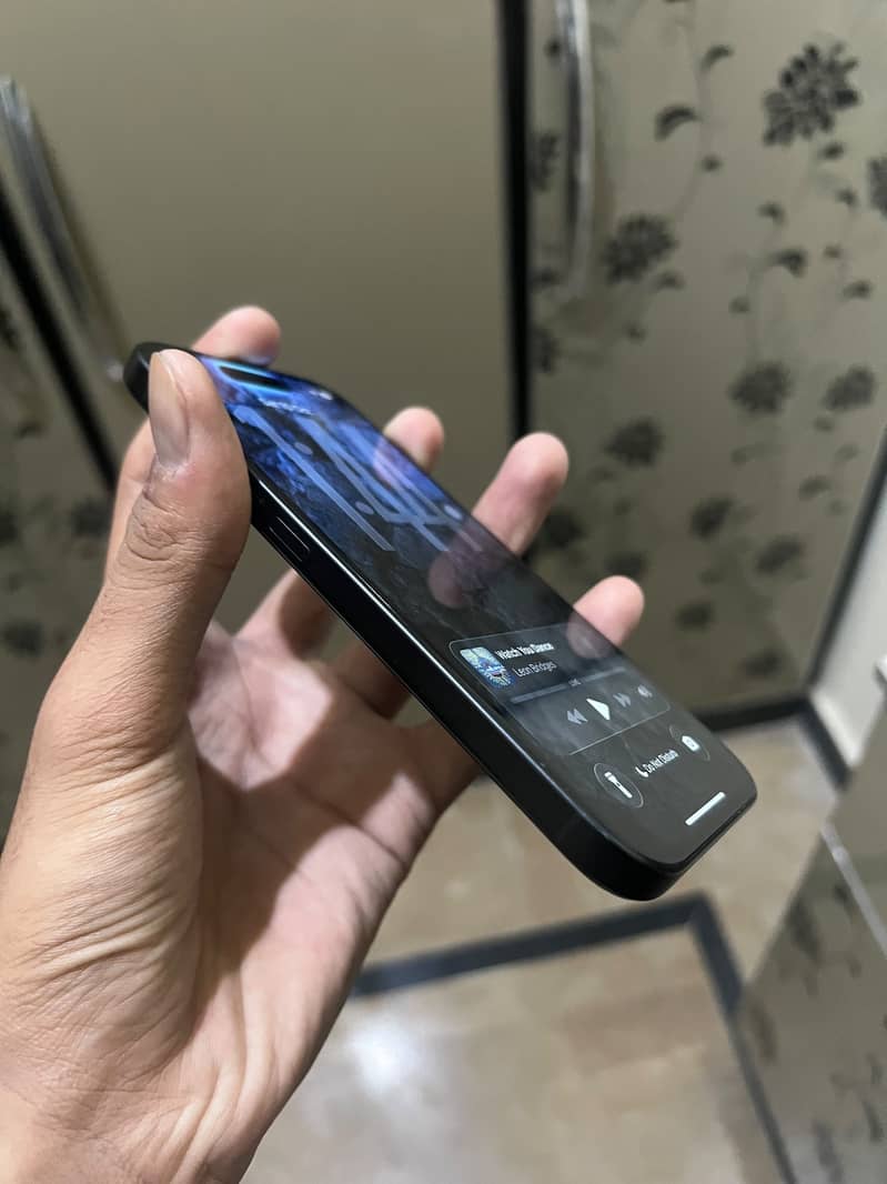 Apple iPhone 16 6