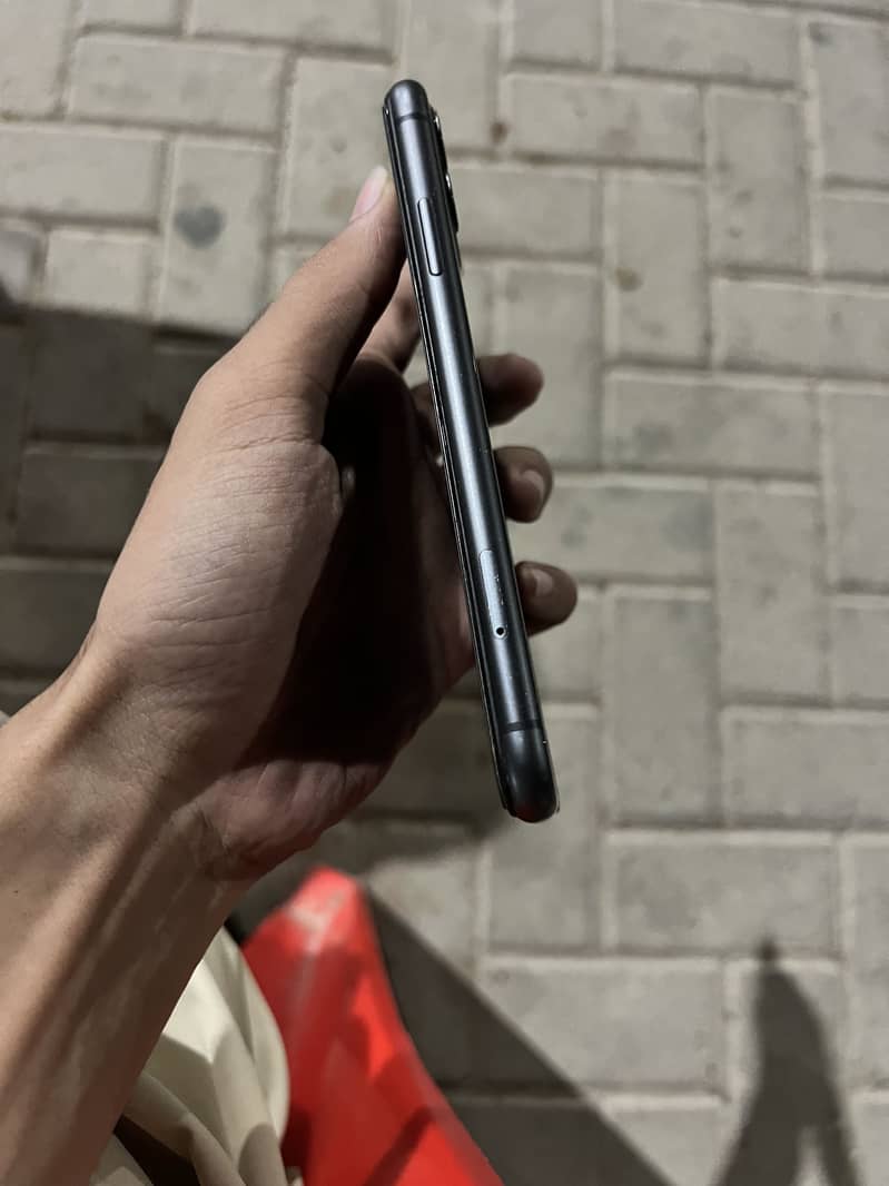 Apple iPhone 11 4