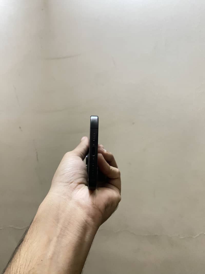 Apple iPhone 15 Pro Max 4