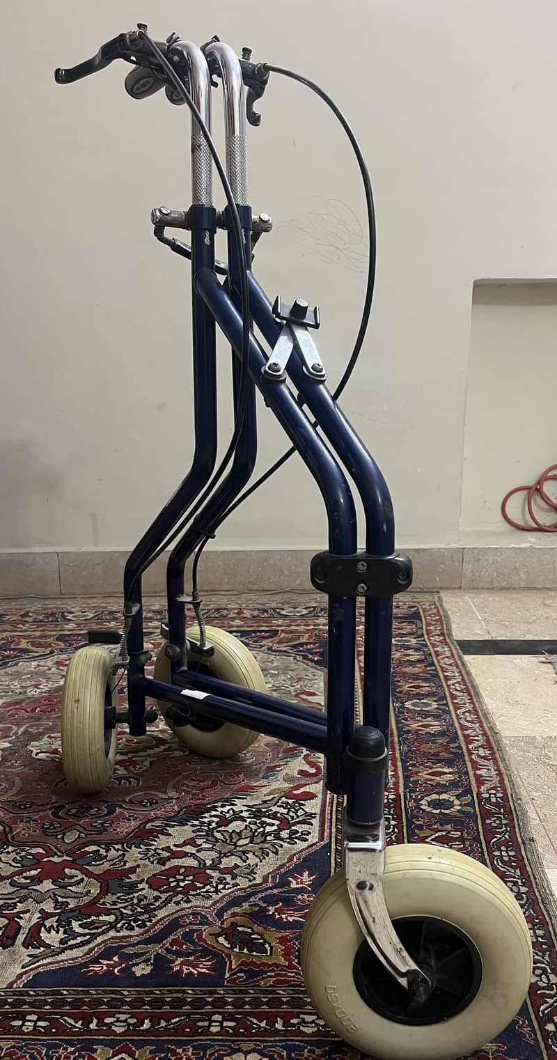 Mobility Walker for elderly persons 3