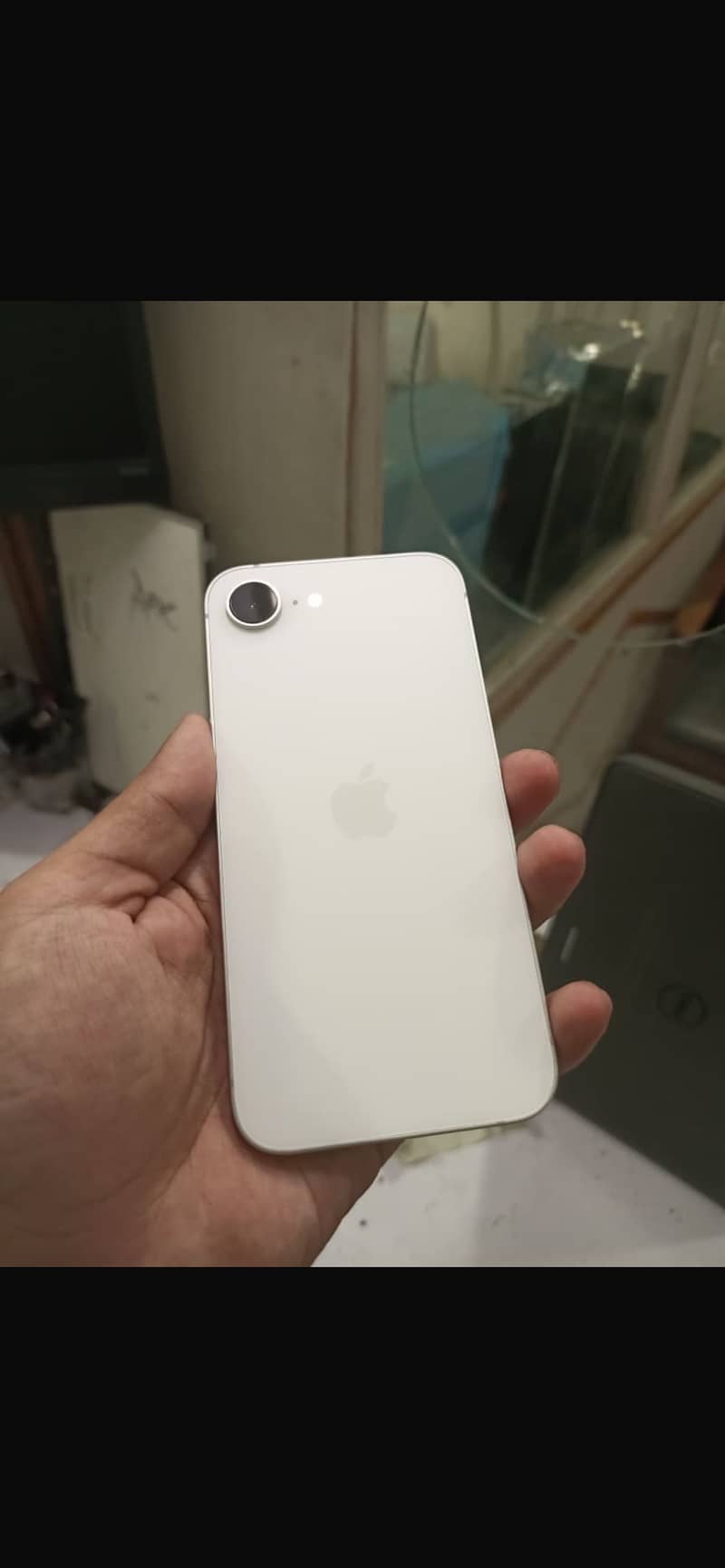 Apple iPhone 16e 0
