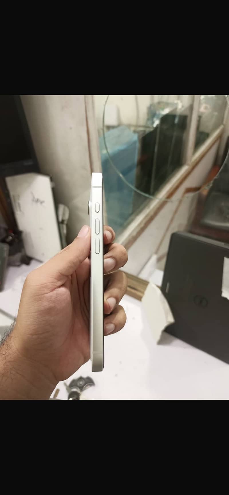 Apple iPhone 16e 1
