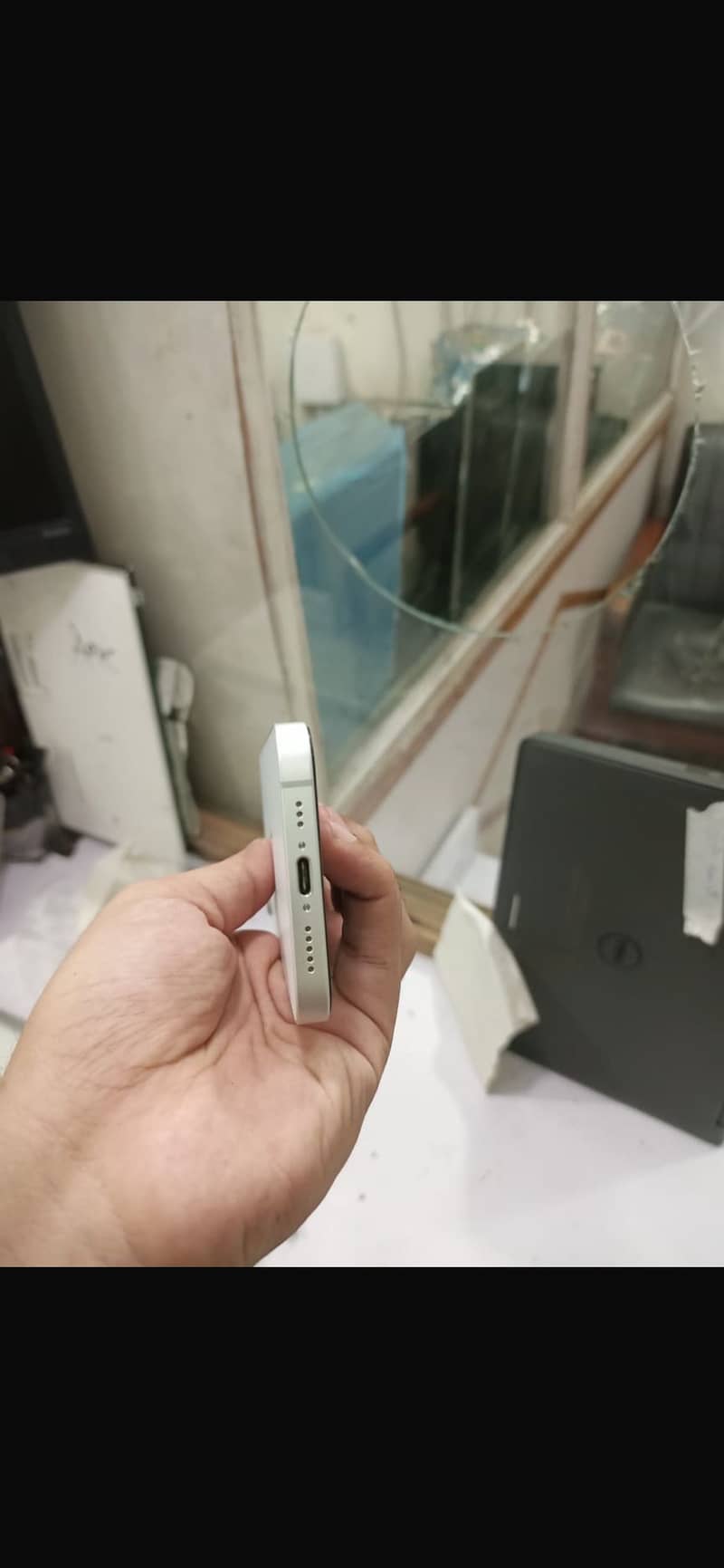Apple iPhone 16e 2