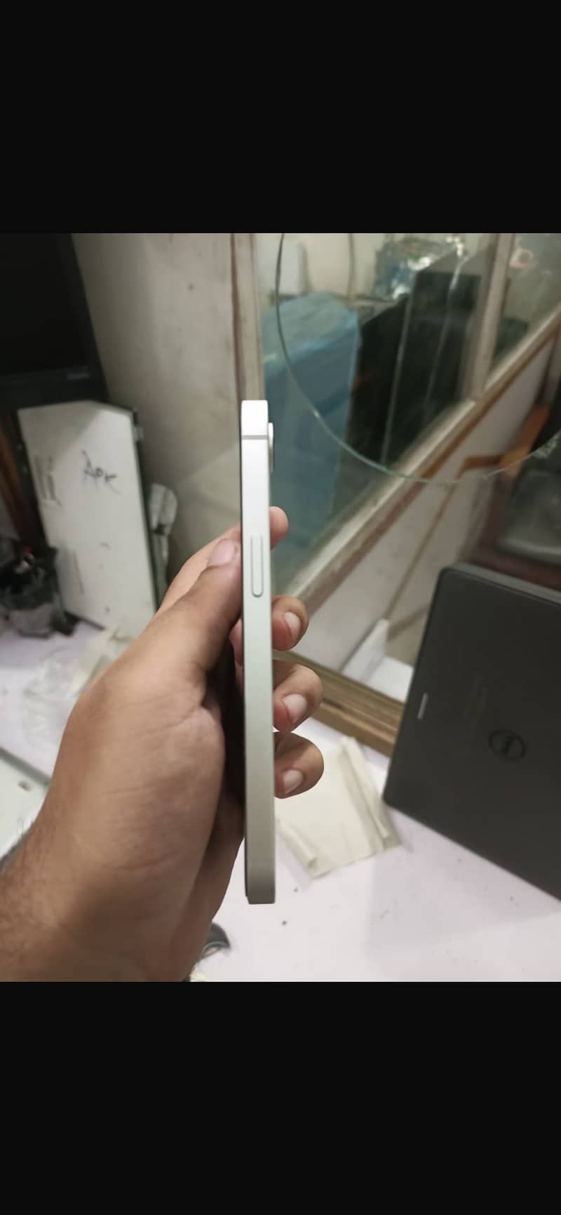 Apple iPhone 16e 3