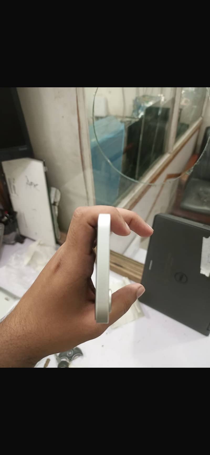 Apple iPhone 16e 4