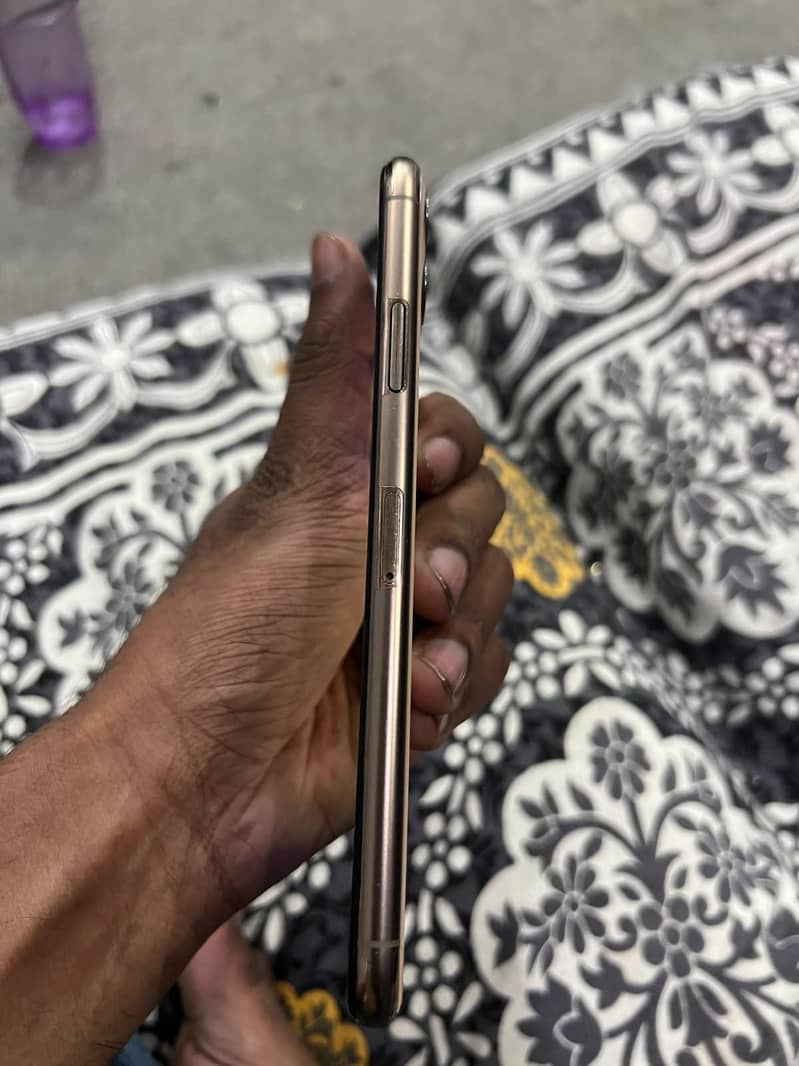 Apple iPhone 11 Pro Max 2
