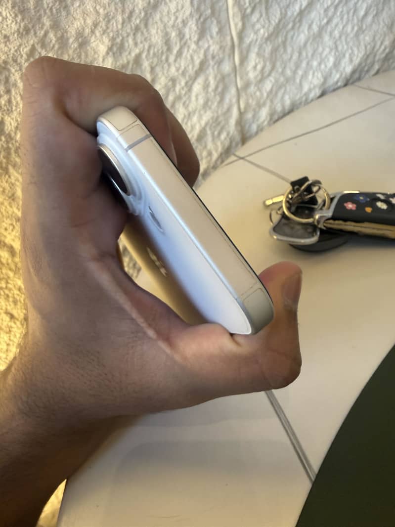 Apple iPhone 16 0