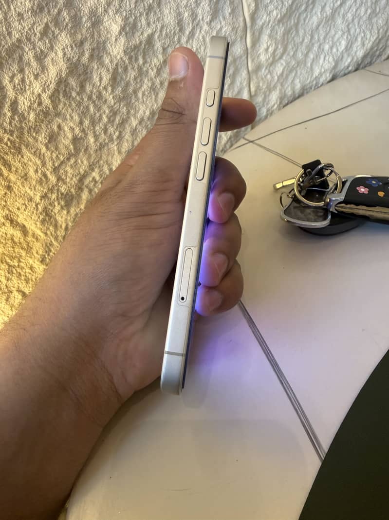 Apple iPhone 16 3