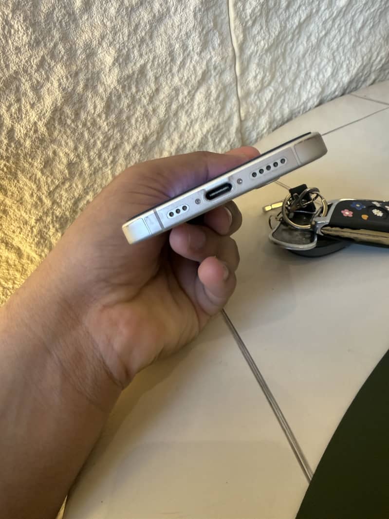 Apple iPhone 16 5