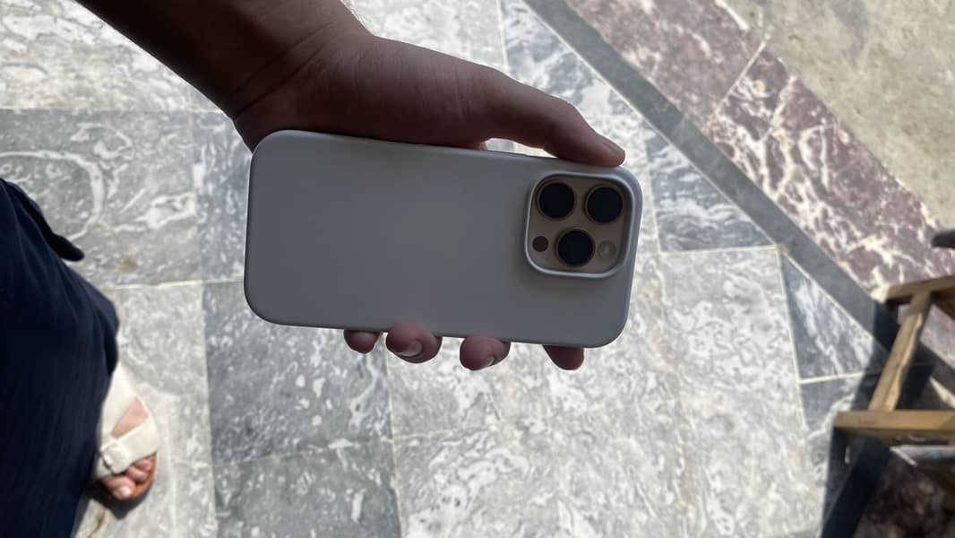 Apple iPhone 16 Pro 1