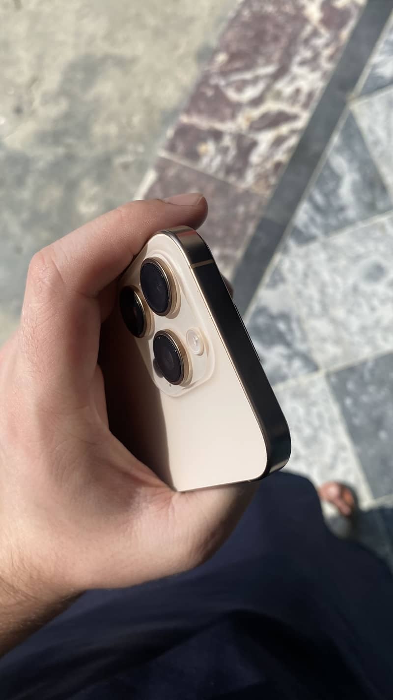 Apple iPhone 16 Pro 2