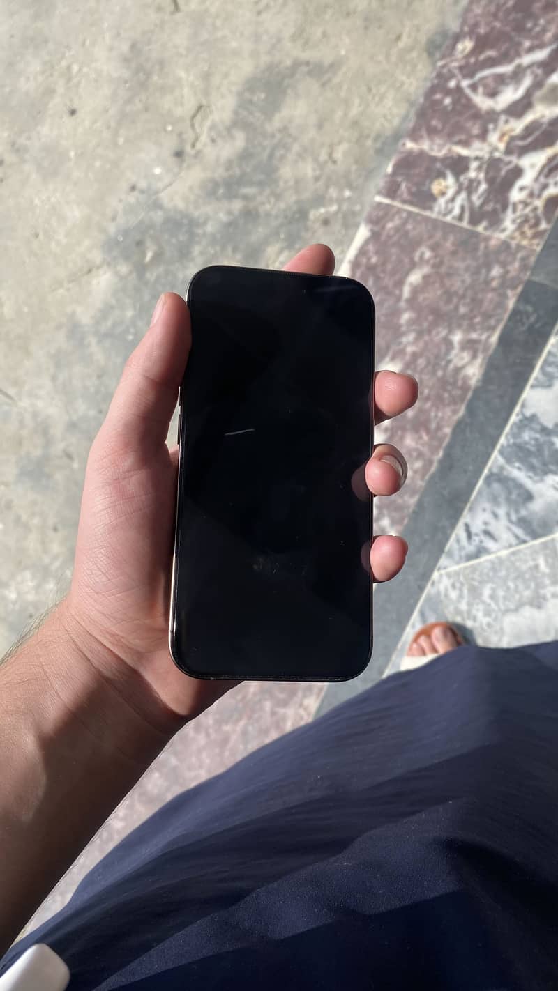 Apple iPhone 16 Pro 3