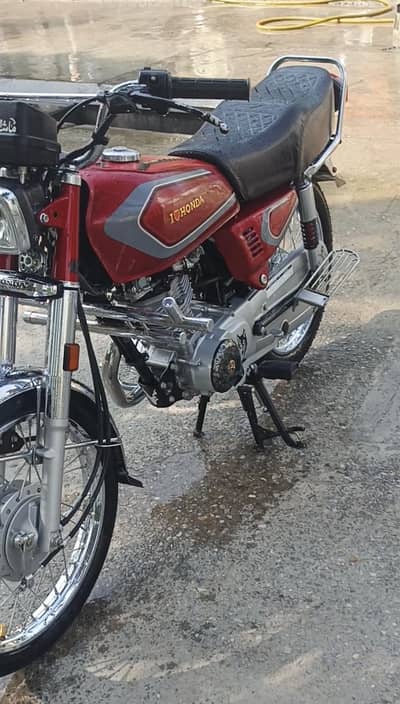 3200 chala hy sad and good candeshion may hy