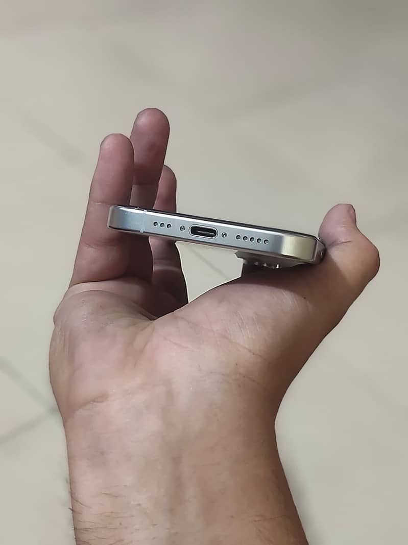 Apple iPhone 16 Pro 1