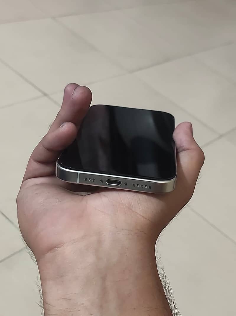 Apple iPhone 16 Pro 2