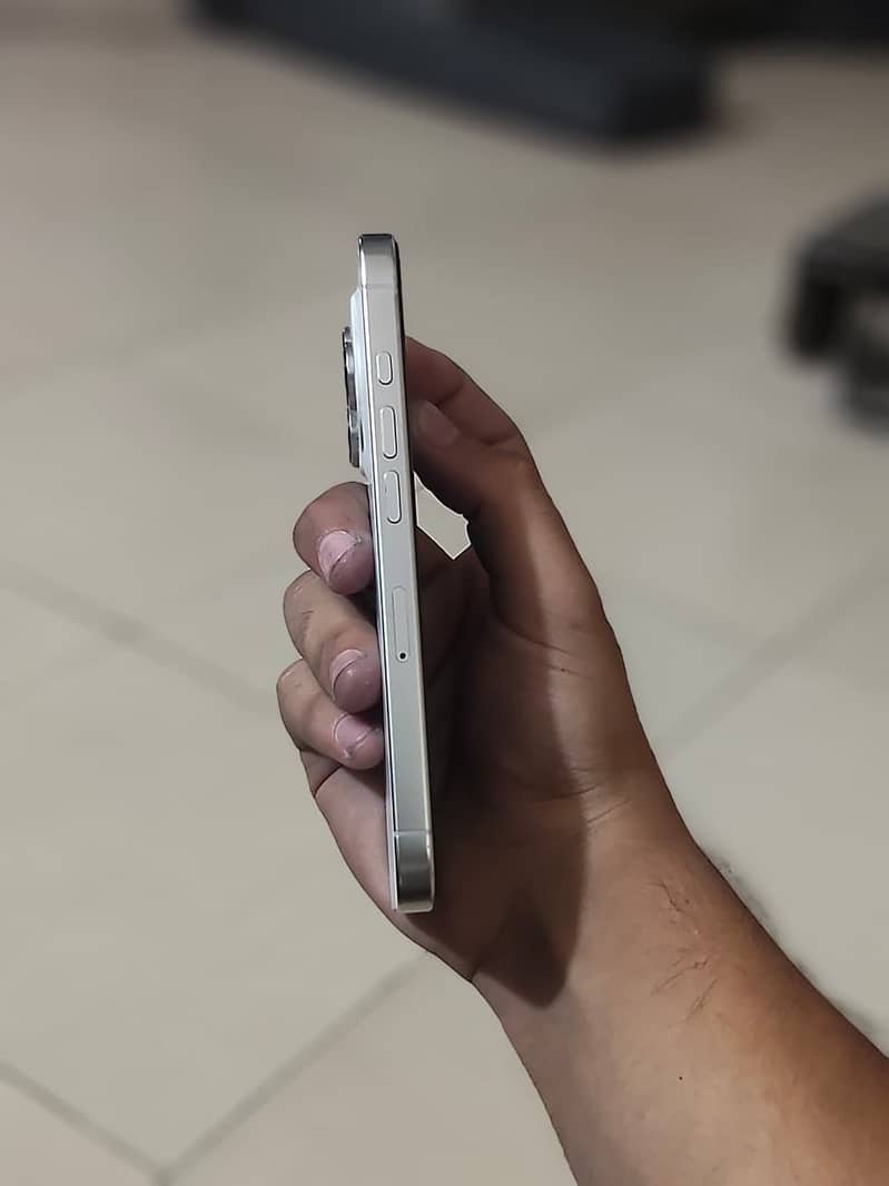 Apple iPhone 16 Pro 4