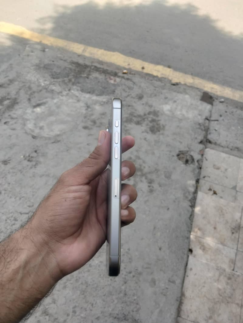 Apple iPhone 15 Pro Max 3