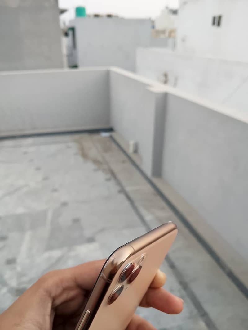 Apple iPhone 11 Pro Max 4