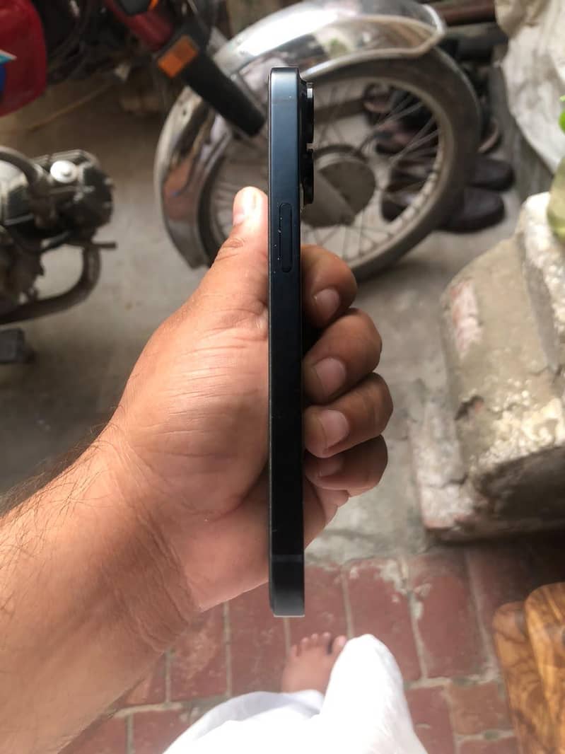 Apple iPhone 14 3