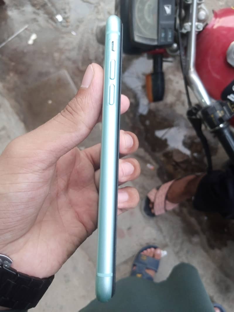 Apple iPhone 11 3