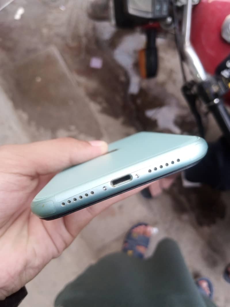 Apple iPhone 11 4