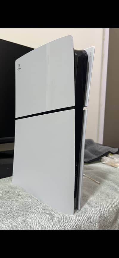 selling my ps5 slim disc edition 1tb with box in amazing condition