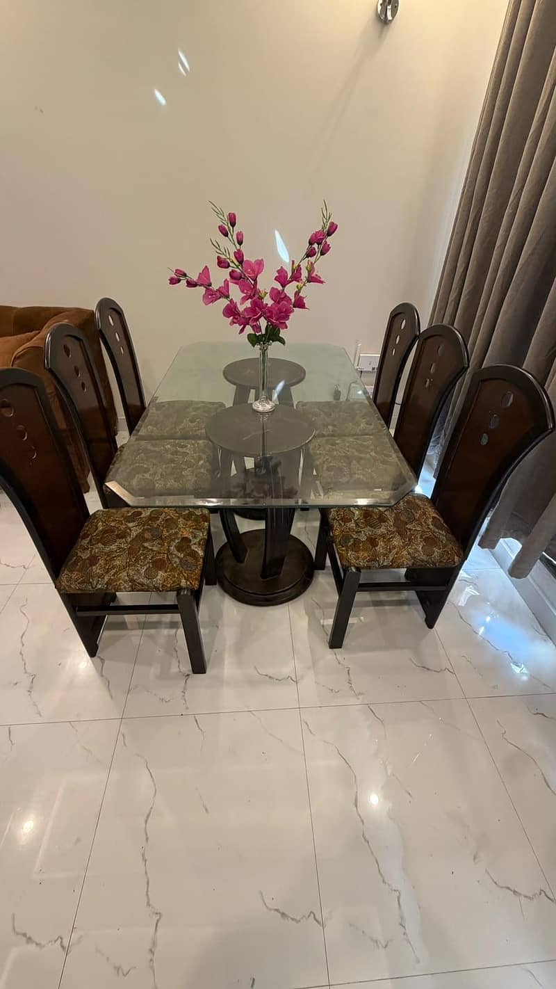 dining table in good condition 0
