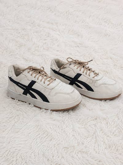 SUPERCEAS White & Black Sneakers