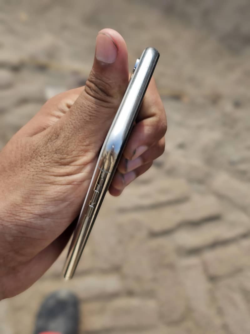 Apple iPhone X 4