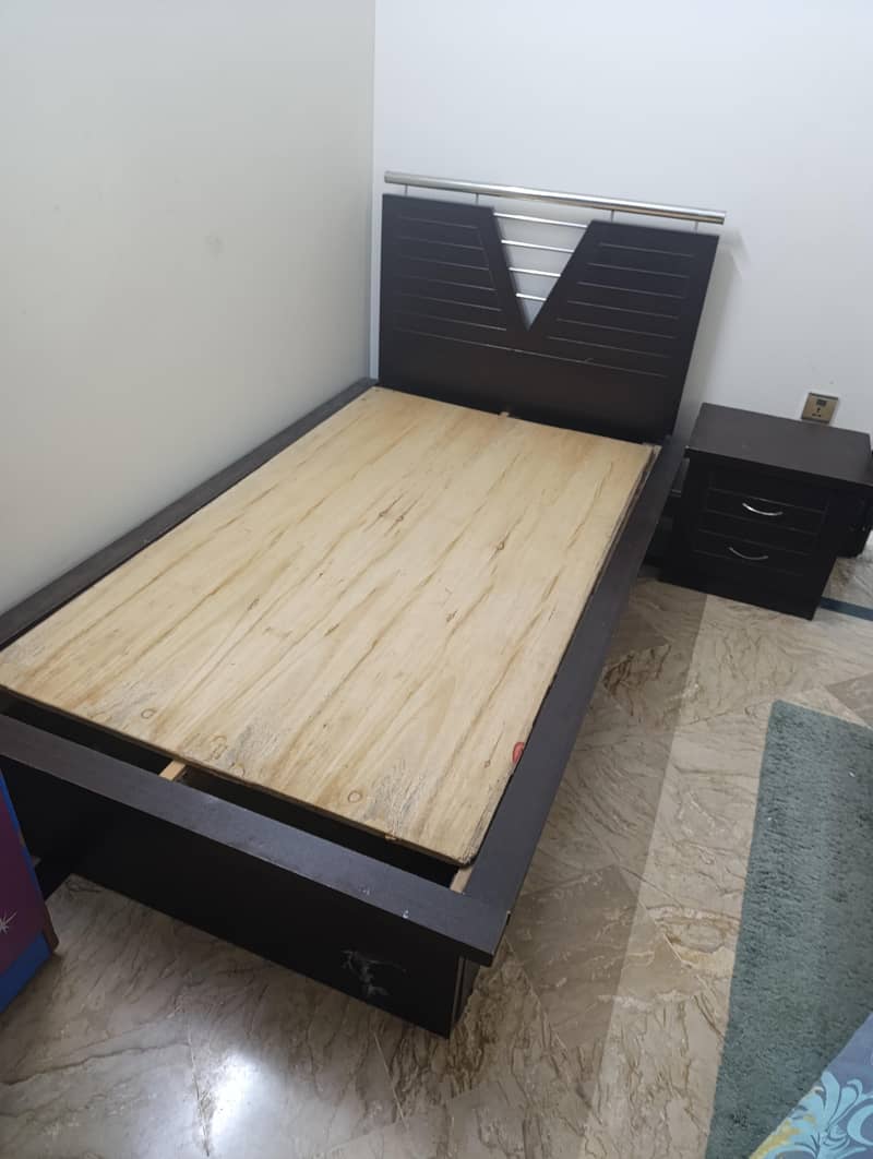 beds with side table 0