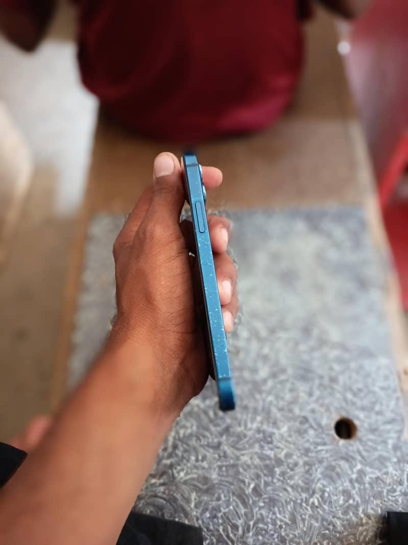 Apple iPhone 12 4