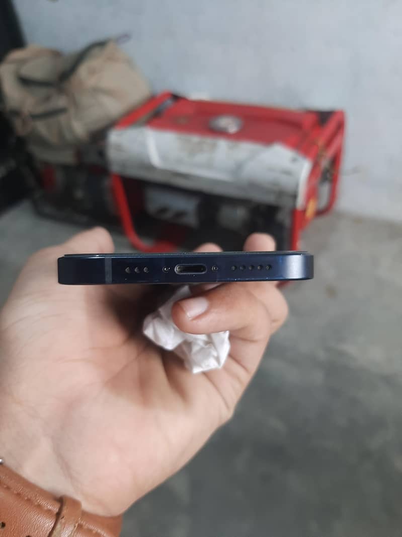 Apple iPhone 12 4