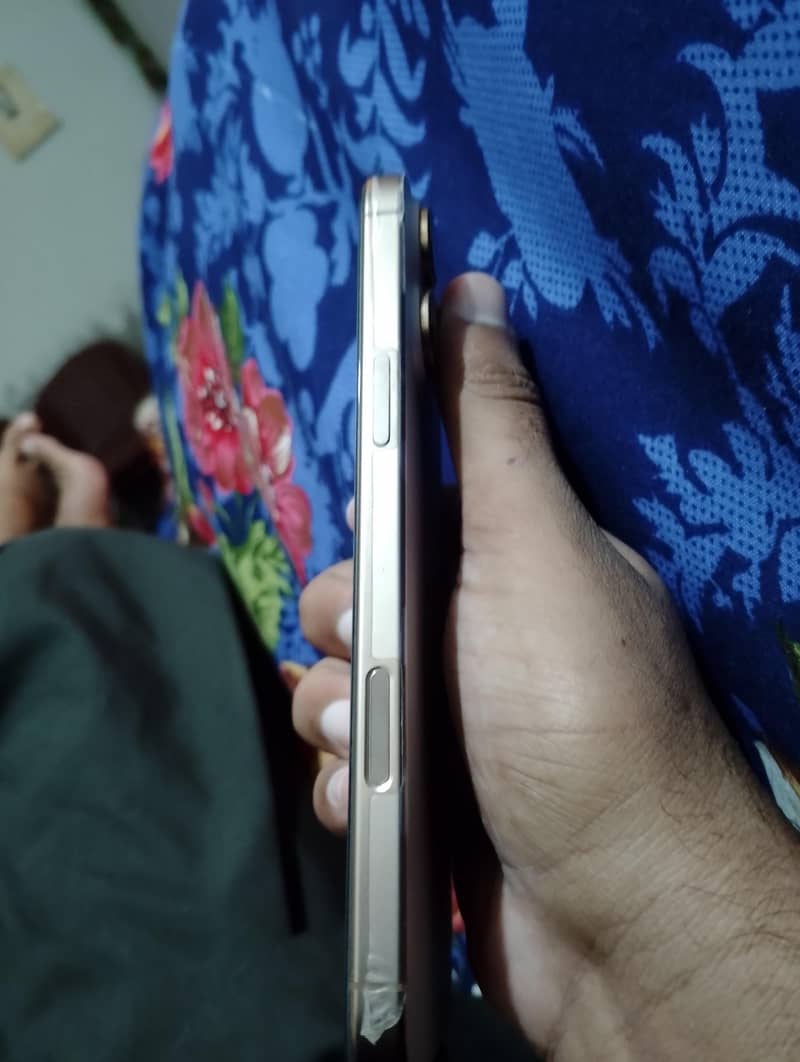 Apple iPhone 16 Pro Max 2