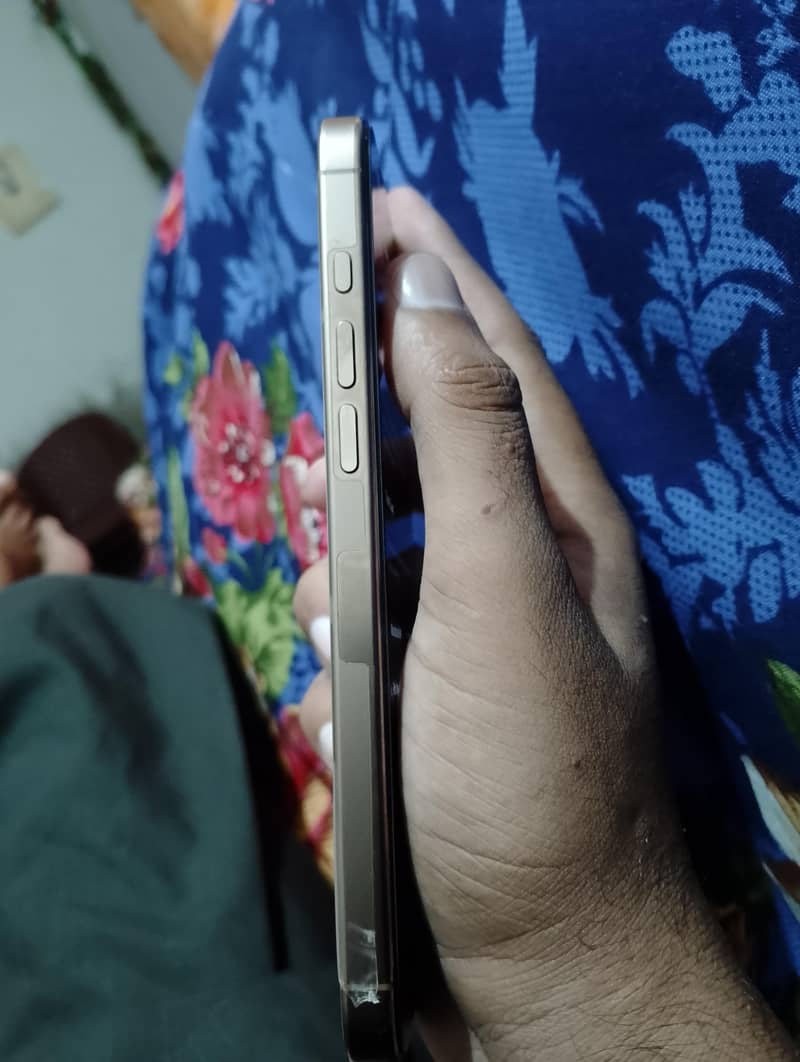 Apple iPhone 16 Pro Max 4