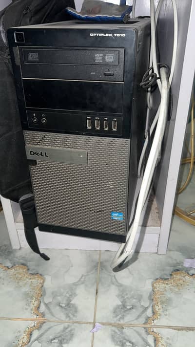 assalamu alaikum computer with table for sale urgent