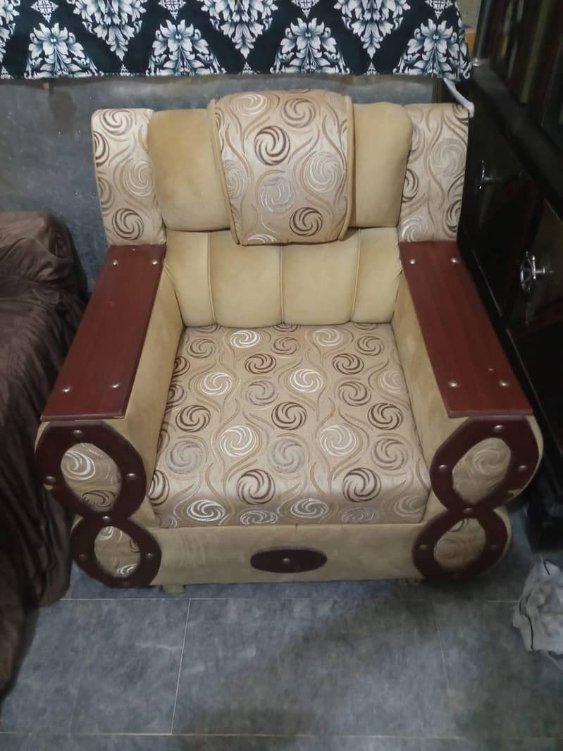 Second hand usedable sofa 3 sitter 1